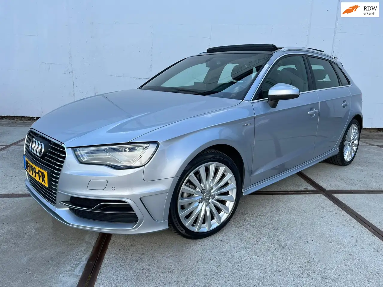 Audi A3 Sportback 1.4 e-tron PHEV Ambition Pro Line plus — photo 1 of 26