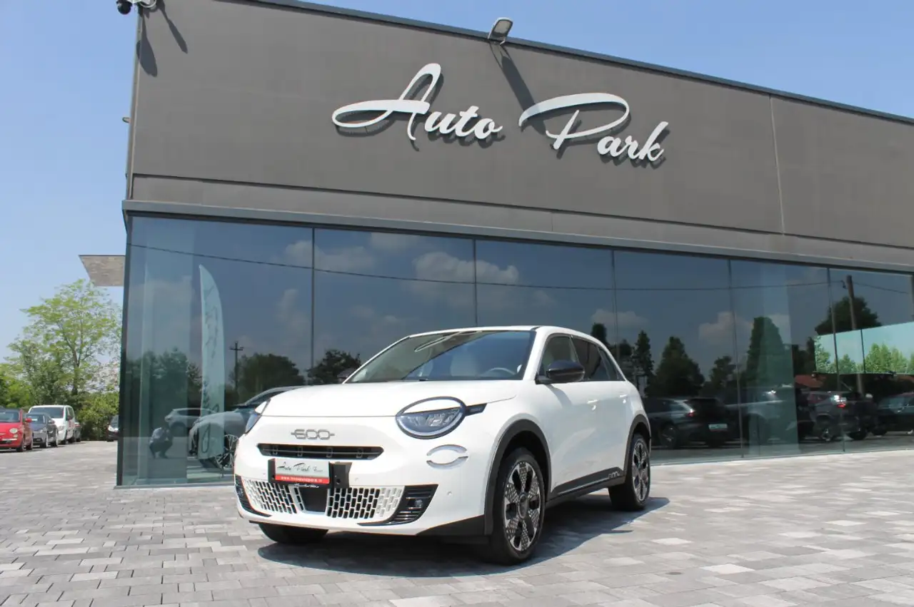 Fiat 600 Hybrid 110 CV DCT MHEV La Prima — photo 1 of 24