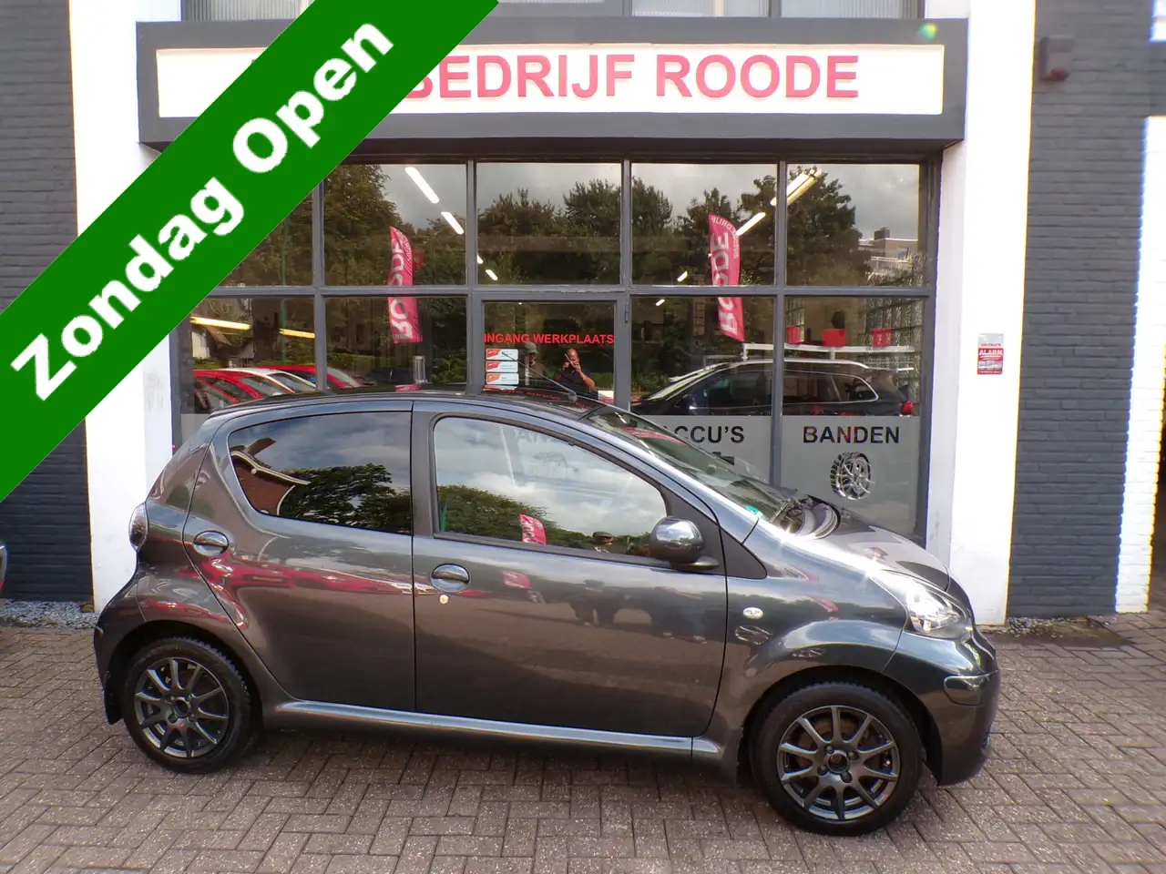 Toyota Aygo 1.0-12V Comfort Navigator AUTOMAAT,AIRCO,APK !!! " — photo 1 of 14