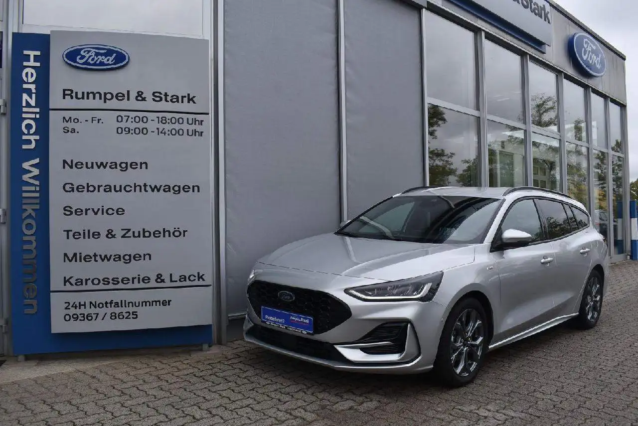 Ford Focus ST-Line X — photo 1 of 14