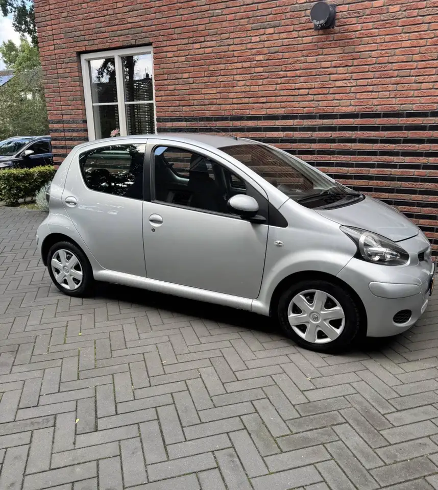 Toyota Aygo 1.0-12V Dynamic Blue — photo 1 of 8
