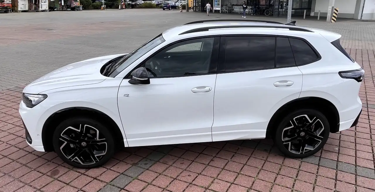 Volkswagen Tiguan Tiguan Diesel R-Line 4MOTION DSG — photo 1 of 15