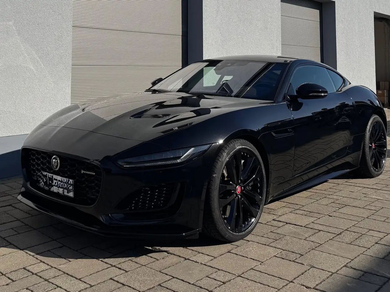Jaguar F-Type F-Type Coupe P450 AWD Aut. R-Dynamic Black — photo 1 of 7