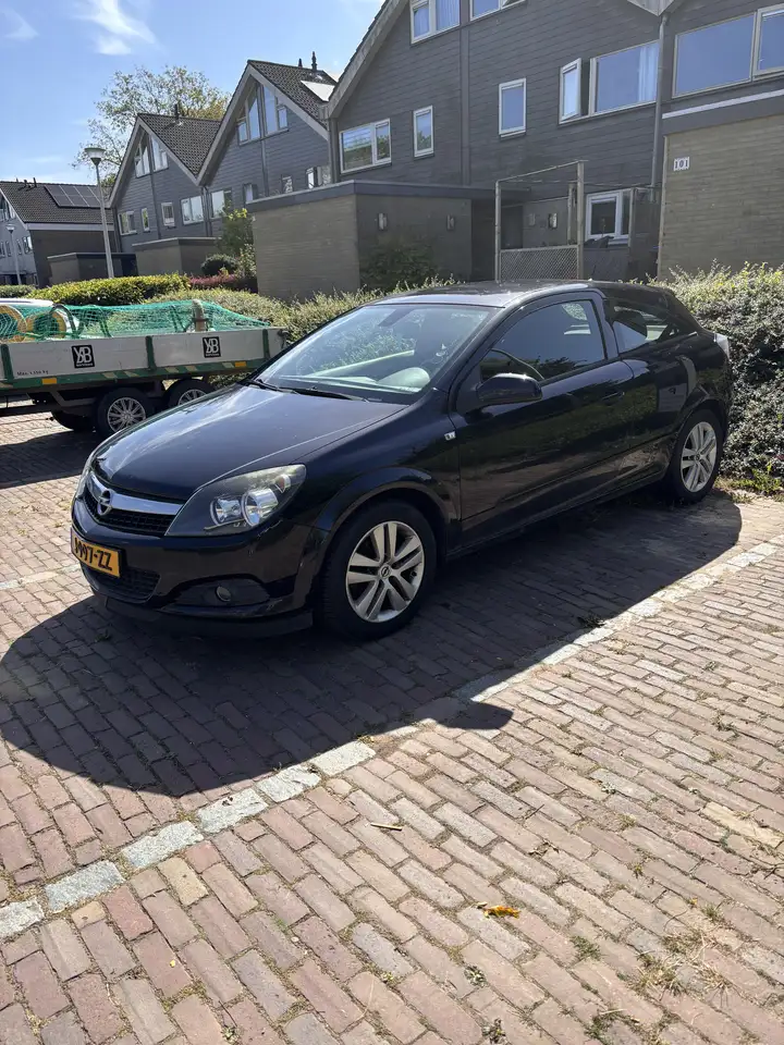Opel Astra 1.6 Business — photo 1 of 15