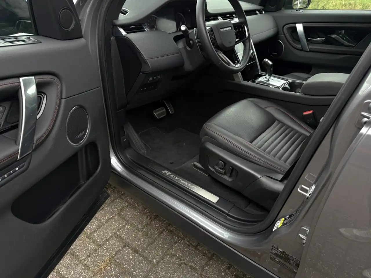 Land Rover Discovery Sport P270e SE R-Dynamic/black-pack/Leer/Eiger Grey/trek — photo 1 of 23