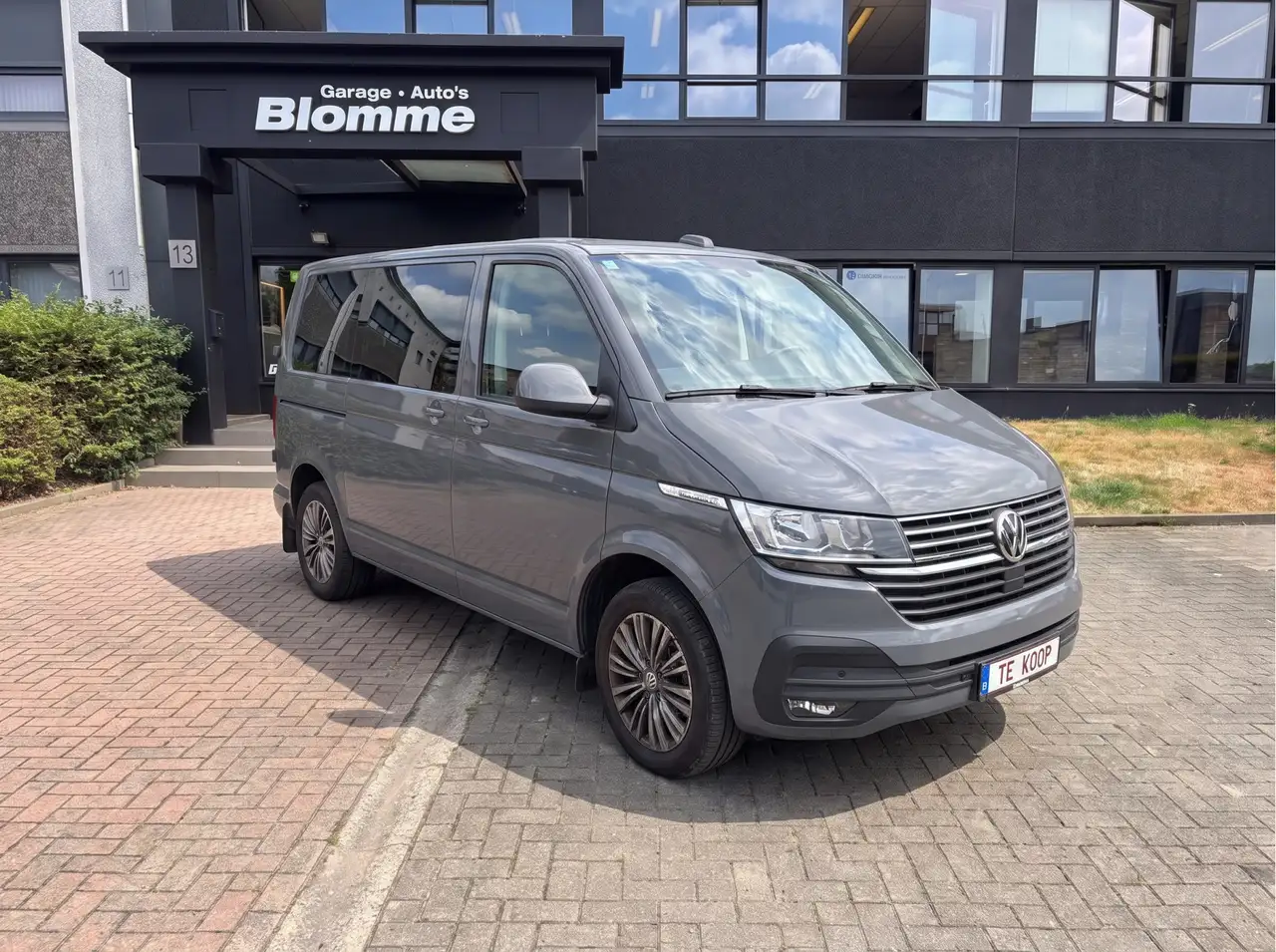 Volkswagen Transporter Multivan Caravelle 2.0 TDI L1H1 DC Comfortline — photo 1 of 15
