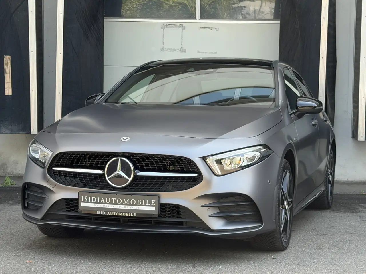Mercedes-Benz A 250 Limo AMG Night LED MBUX Pano Ambiente 360° — photo 1 of 40