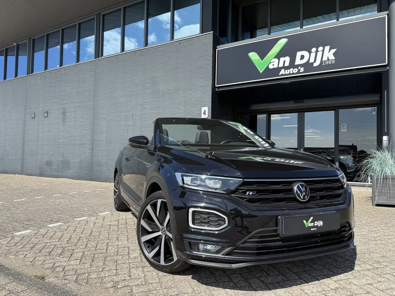 Volkswagen T-Roc Cabrio 1.5 TSI R-Line Leer Navi Camera 19Inch — photo 1 of 35