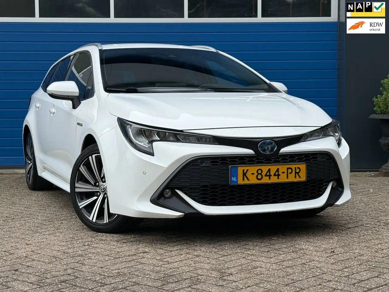 Toyota Corolla Touring Sports 2.0 Hybrid Business Plus|Apple CarP — photo 1 of 16