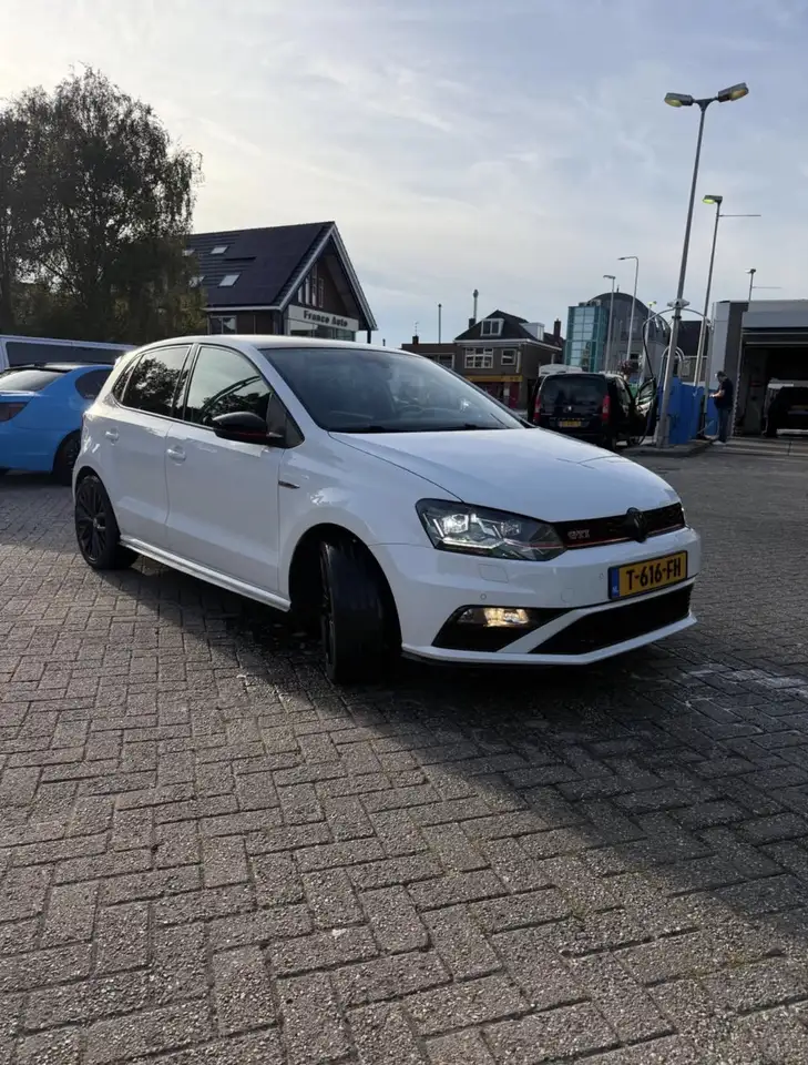 Volkswagen Polo 1.8 TSI GTI — photo 1 of 8