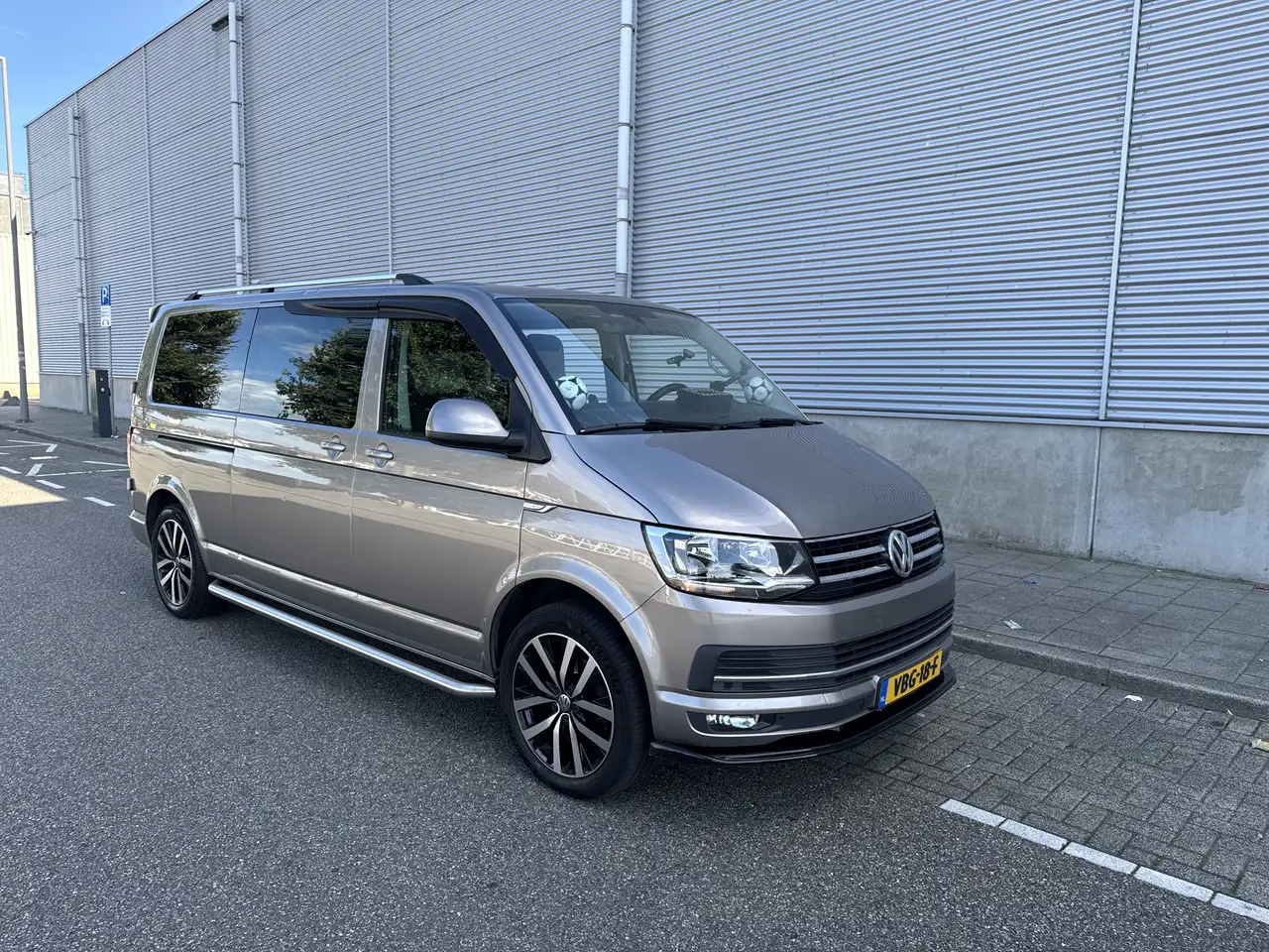 Volkswagen T6 Transporter — photo 1 of 15