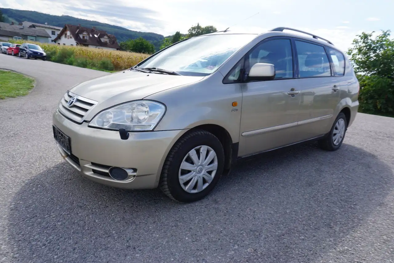 Toyota Avensis Verso Avensis Verse D4D — photo 1 of 16