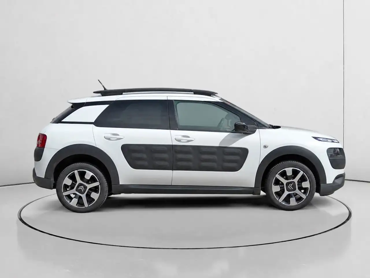 2015 Citroen C4 Cactus 1.2 PureTech S&S Shine 110, photograph 2
