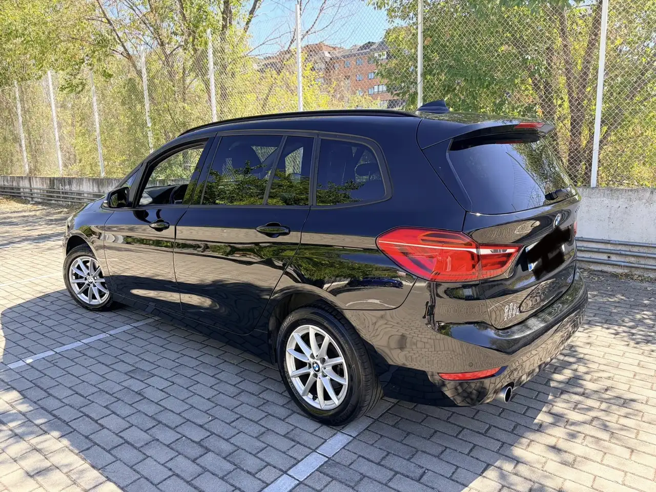 BMW 218 218d Gran Tourer — photo 1 of 17