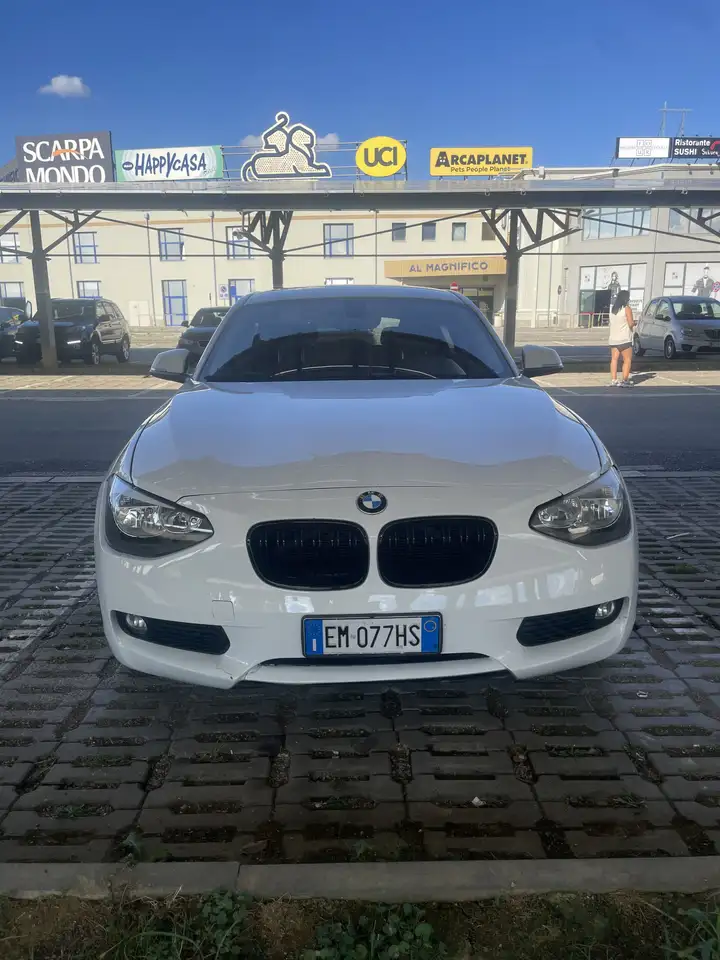 BMW 116 116d 5p Urban — photo 1 of 7