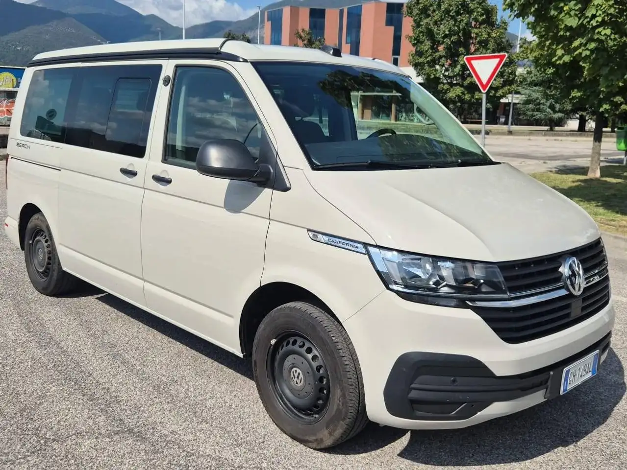 Volkswagen T6.1 California BEACH — photo 1 of 8