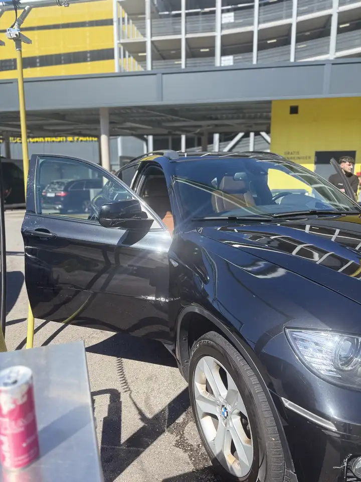 BMW X6 xDrive40d — photo 1 of 9