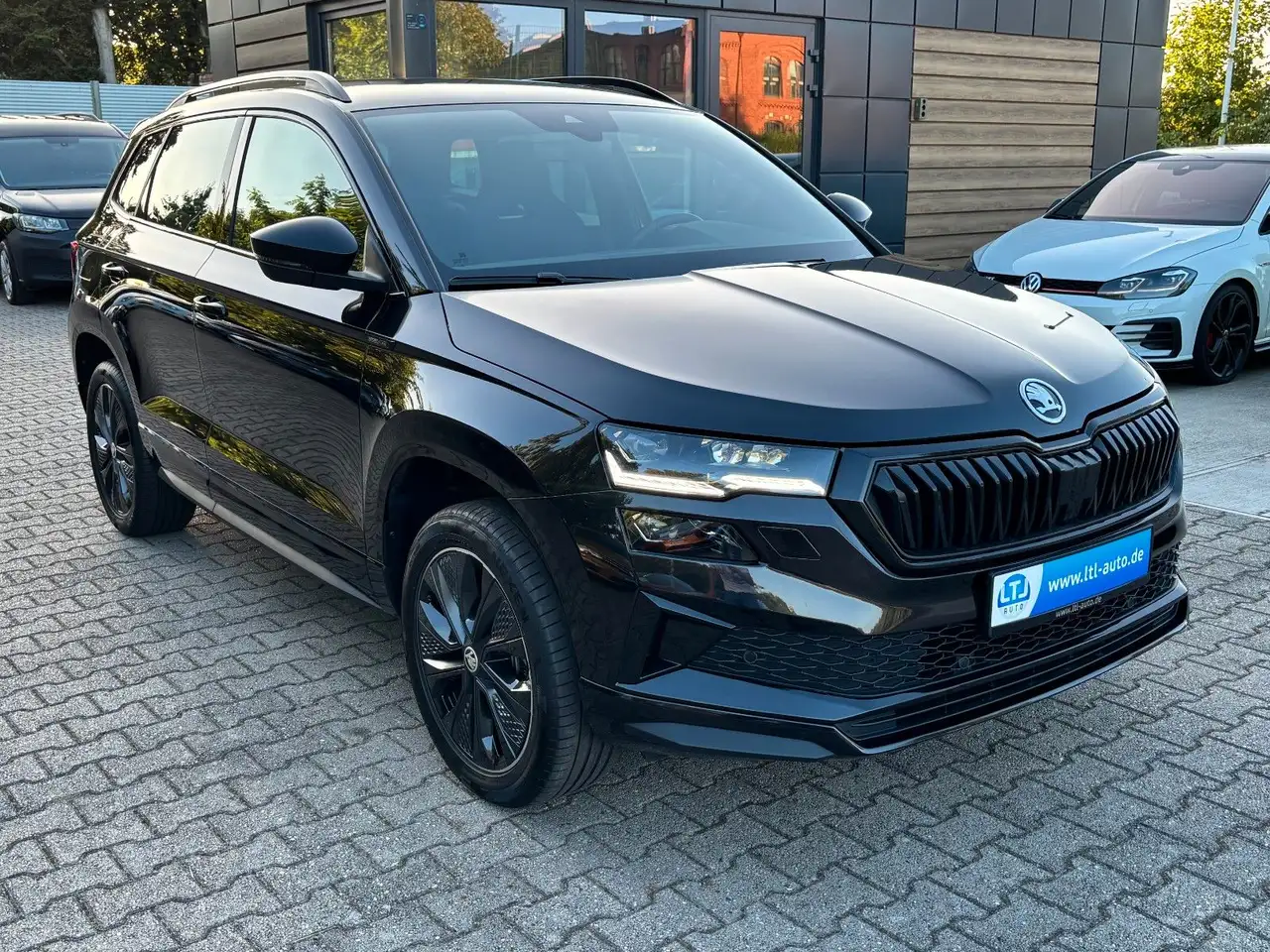 Skoda Karoq 1.5TSI DSG Sportline Canton Navi Vcocpit — photo 1 of 28