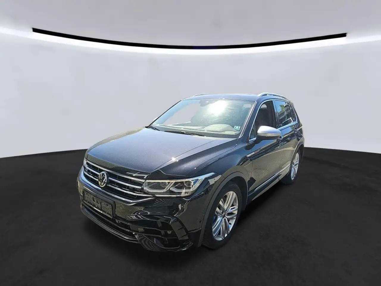 Volkswagen Tiguan R 4MOTION IQ-LIGHT/ACC/HuD/PANO/AHK/360° — photo 1 of 12
