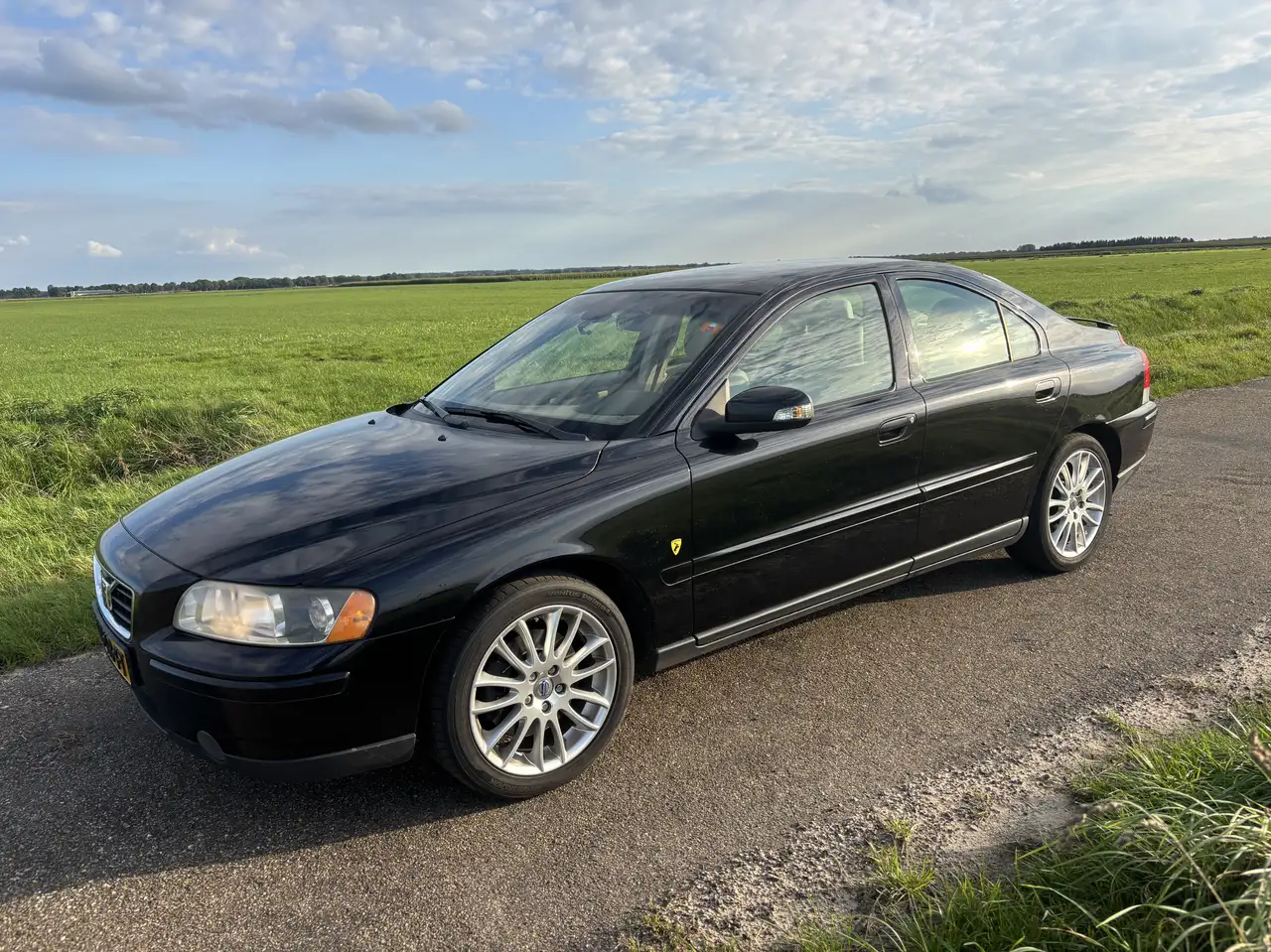 Volvo S60 2.5T Kinetic — photo 1 of 15
