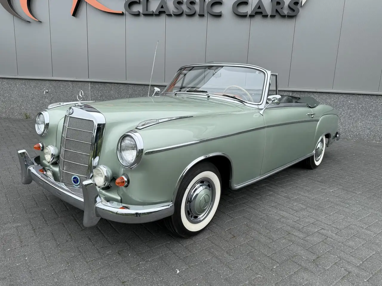 Mercedes-Benz 220 W128/W180 Ponton 220S — photo 1 of 40