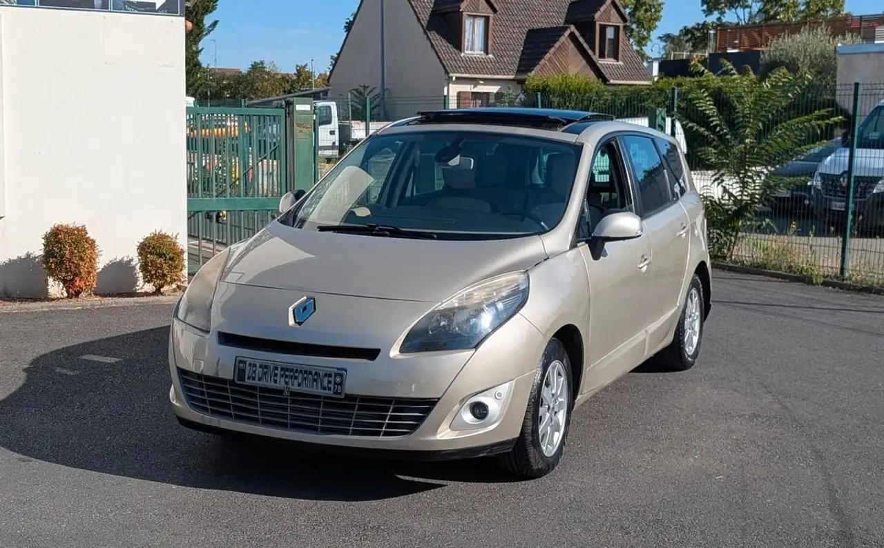 Renault Grand Scenic Scénic 1.6 dCi 130 ch – 2011 Toit ouvrant bon état (Frais récents) — photo 1 of 11