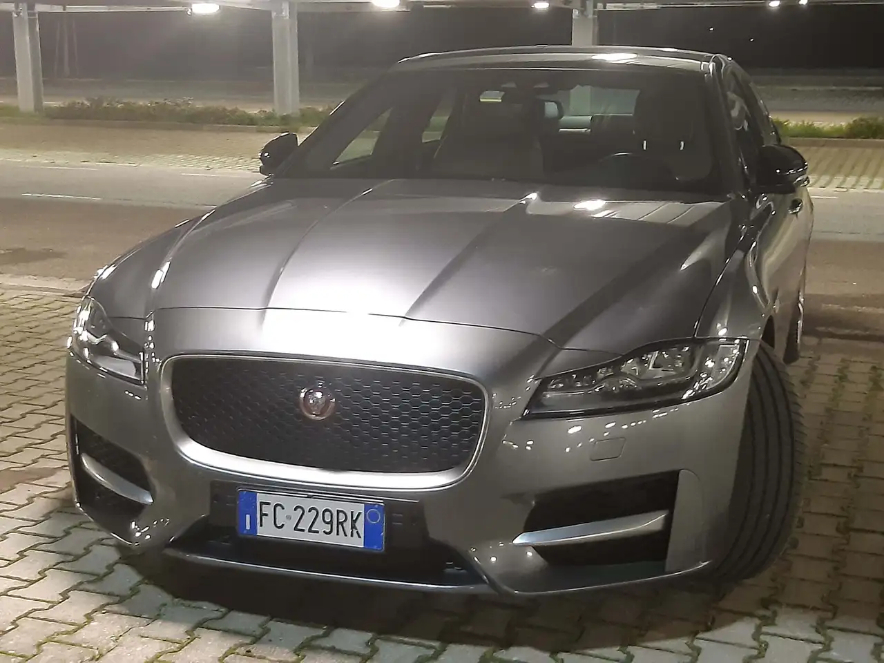 Jaguar XF XF 3.0d V6 R-Sport 300cv auto — photo 1 of 13