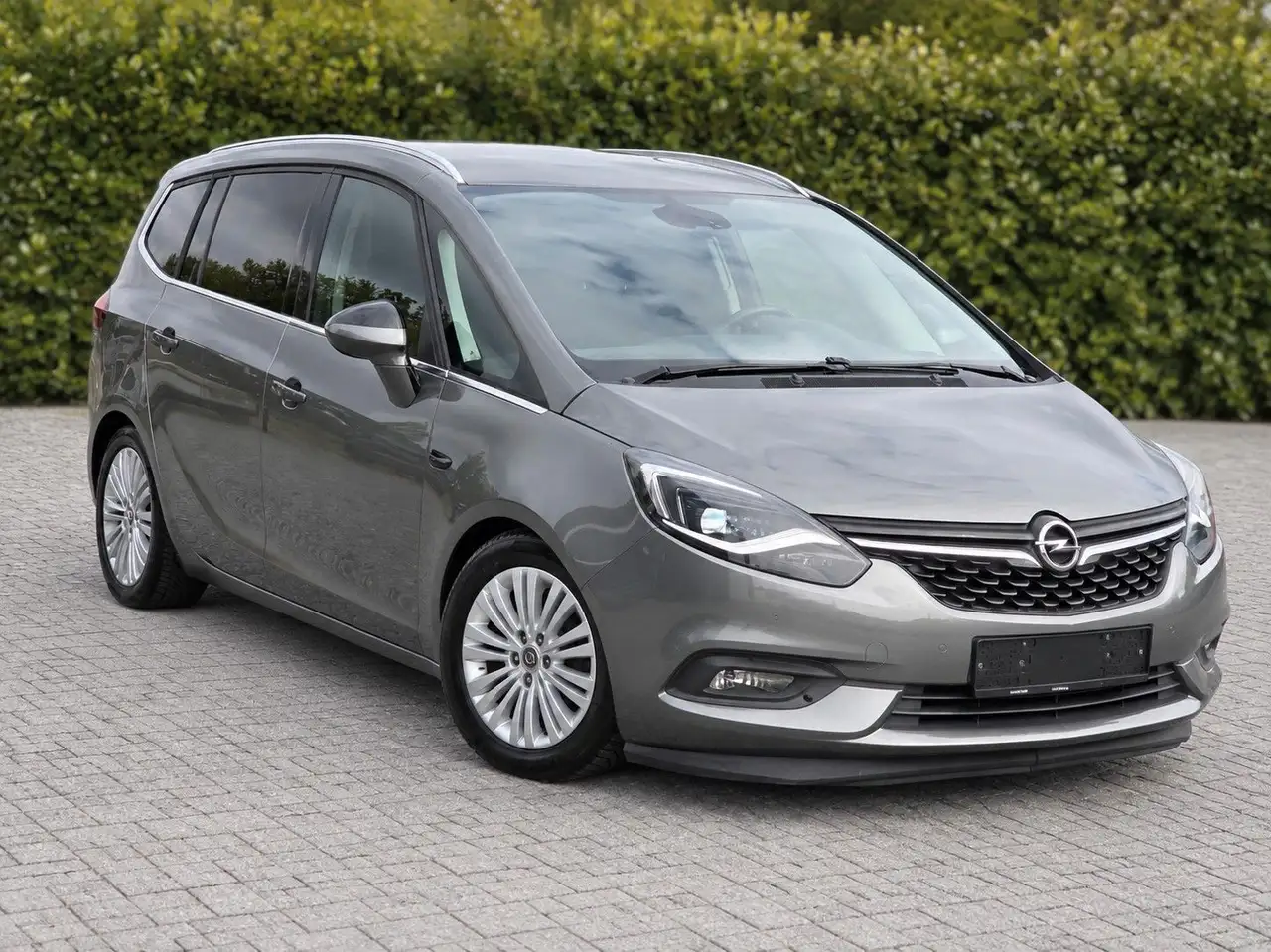 Opel Zafira Tourer Zafira C Tourer 2.0 CDTI 170 PS LED NAVI RKF PDC — photo 1 of 24