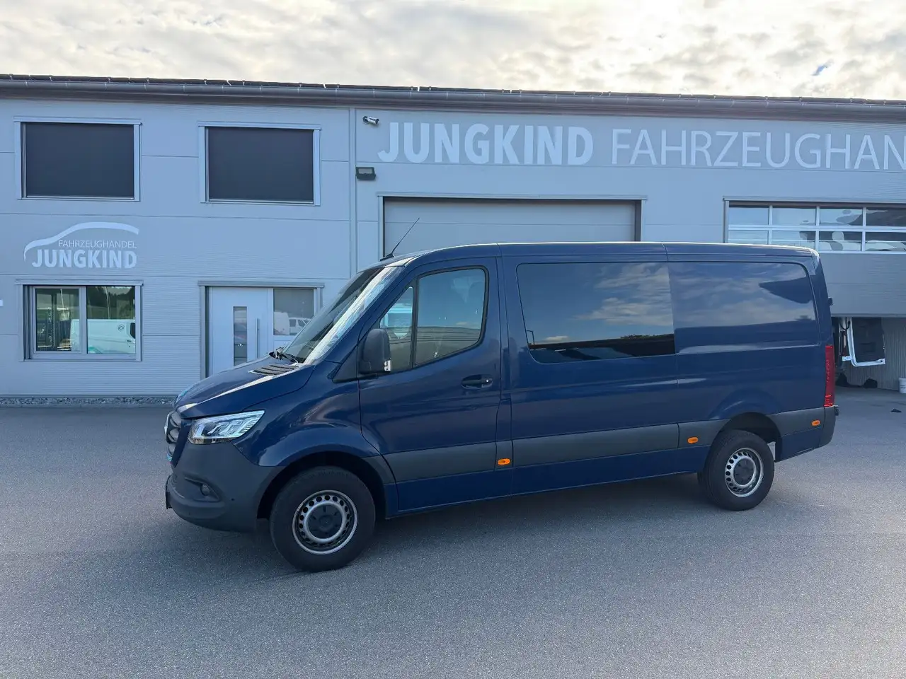 Mercedes-Benz Sprinter 319 CDI Kastenwagen Lang Klima LED MBUX — photo 1 of 17