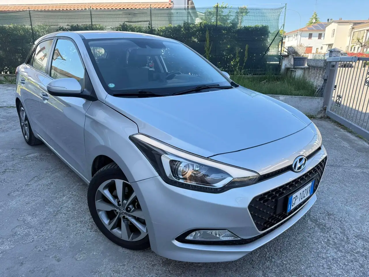 Hyundai i20 — photo 1 of 15
