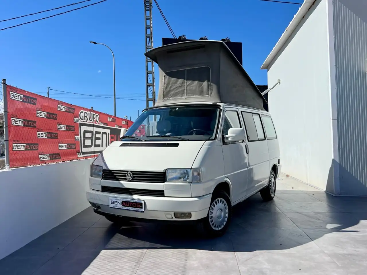 Volkswagen Transporter Monovolumen Manual de 4 Puertas — photo 1 of 17