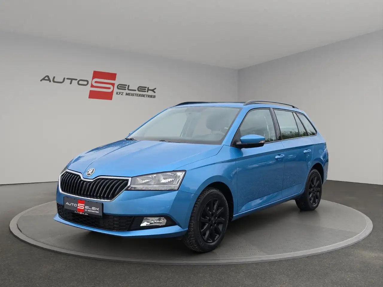 Skoda Fabia Combi Cool Plus CarPlay — photo 1 of 36
