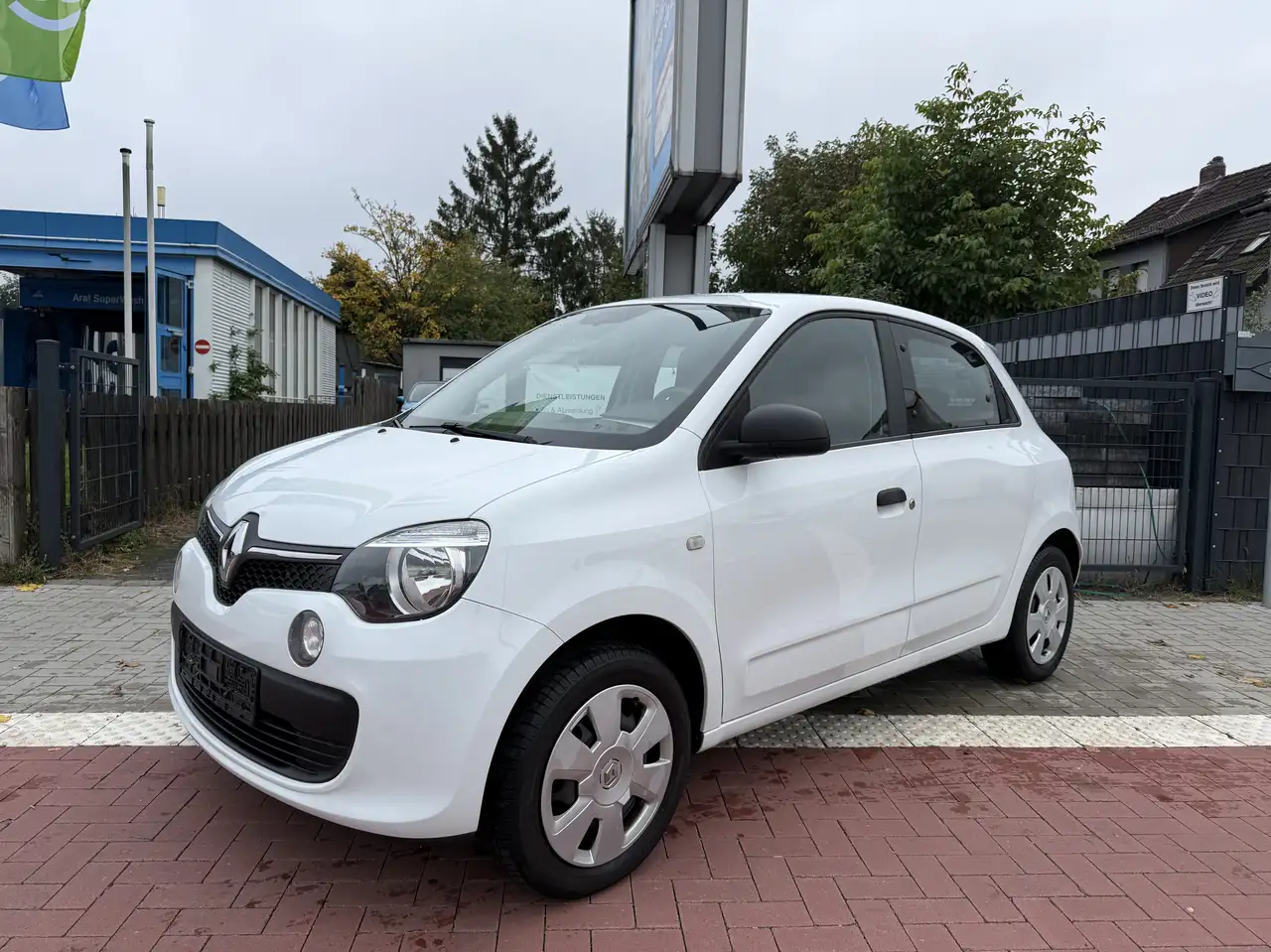 Renault Twingo Life — photo 1 of 11