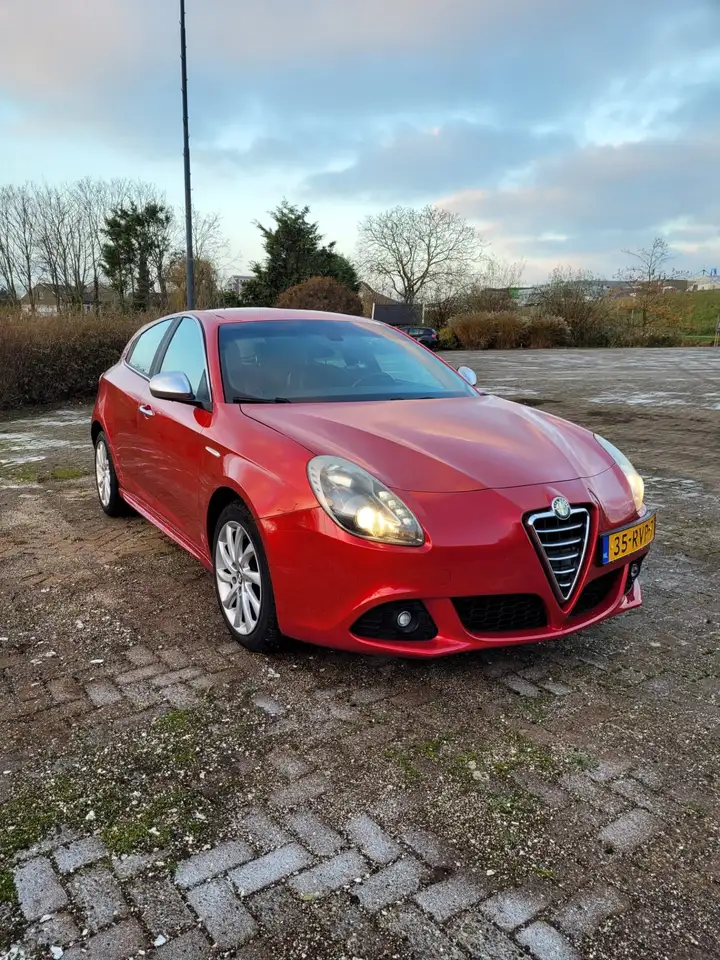 Alfa Romeo Giulietta 1.6 JTDm Distinctive — photo 1 of 9