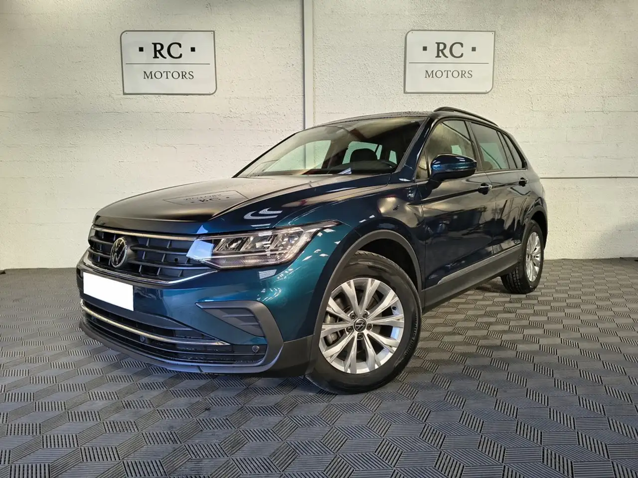 Volkswagen Tiguan Life Business eHybrid 245 — photo 1 of 30