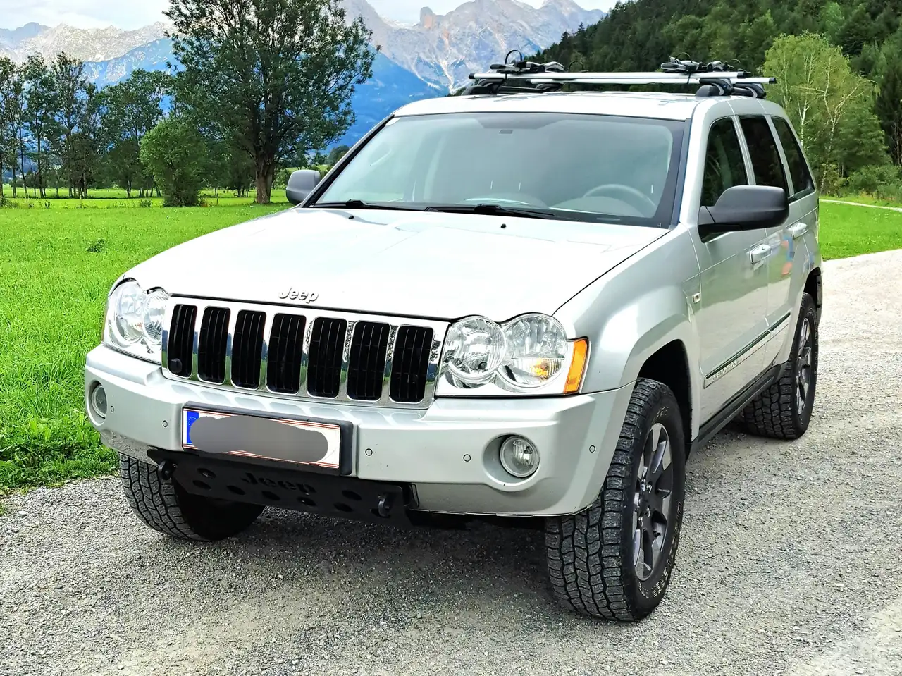 Jeep Grand Cherokee Grand Cherokee 5,7 V8 HEMI Limited Limited — photo 1 of 30