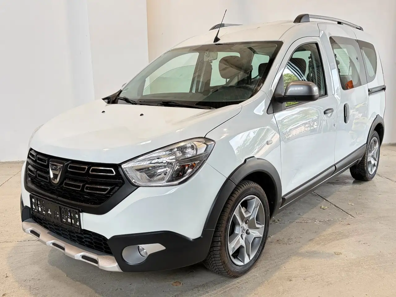 Dacia Dokker Stepway Plus 1.3 — photo 1 of 18