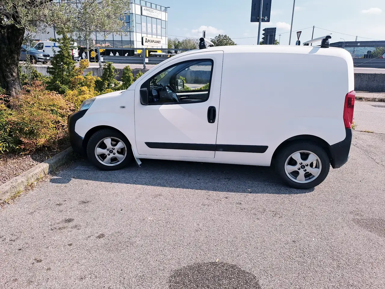 Peugeot Bipper autocarro — photo 1 of 5