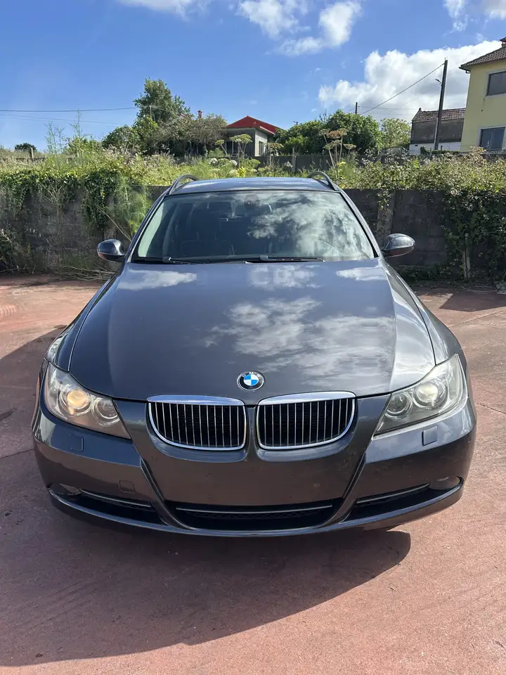 BMW 330 330xd Touring — photo 1 of 9