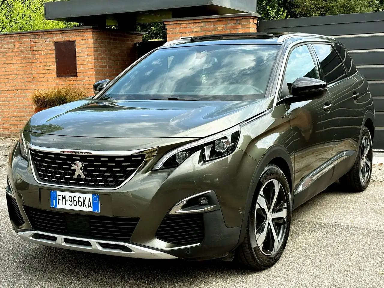 Peugeot 5008 2.0D 6m- 7POSTI-GT Line-Tetto,Led,Navi-EURO 6-FULL — photo 1 of 14