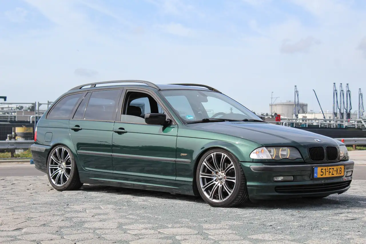 BMW 330 320i Executive — photo 1 of 20