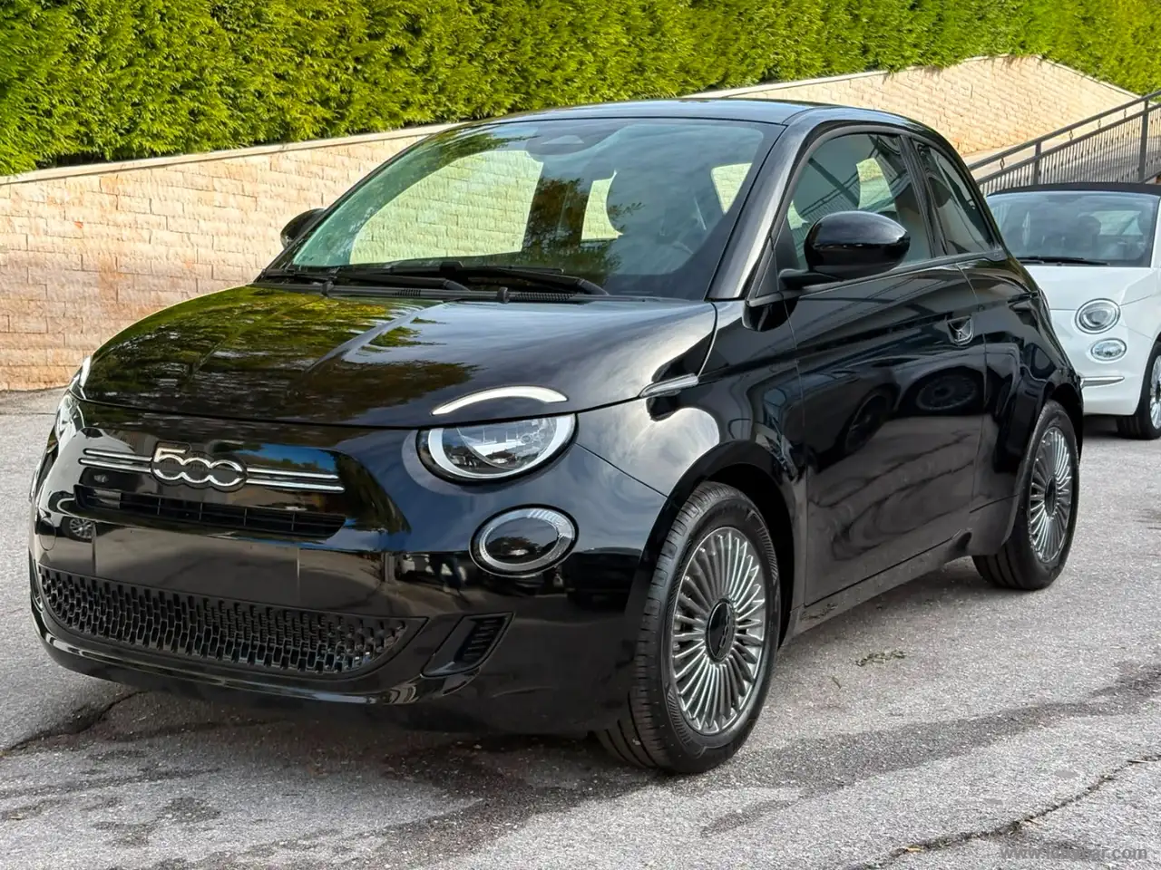 Fiat 500C Berlina Hybrid Icon — photo 1 of 15