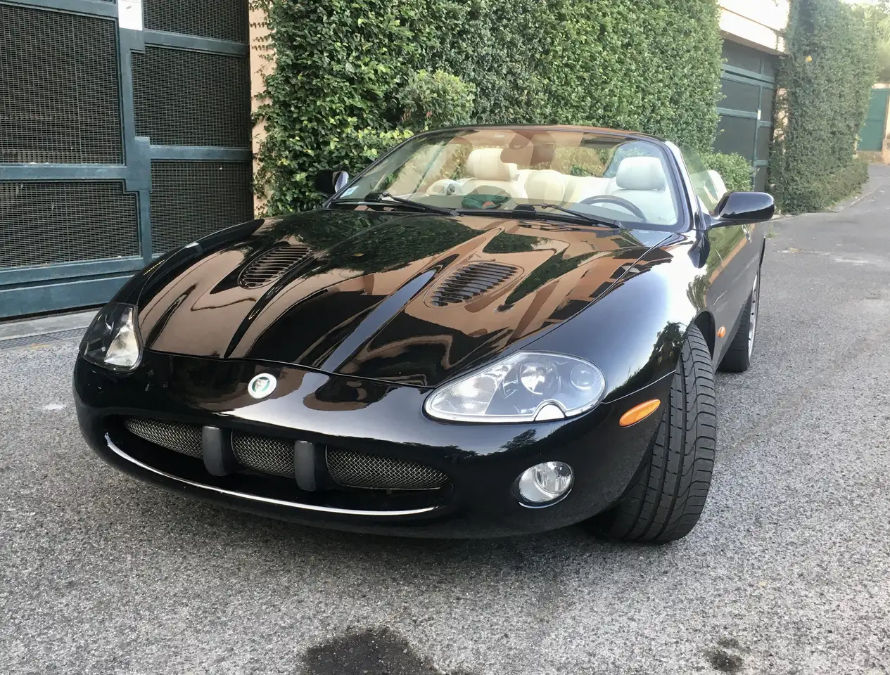 Jaguar XKR Convertible 4.2 V8 s/c — photo 1 of 4