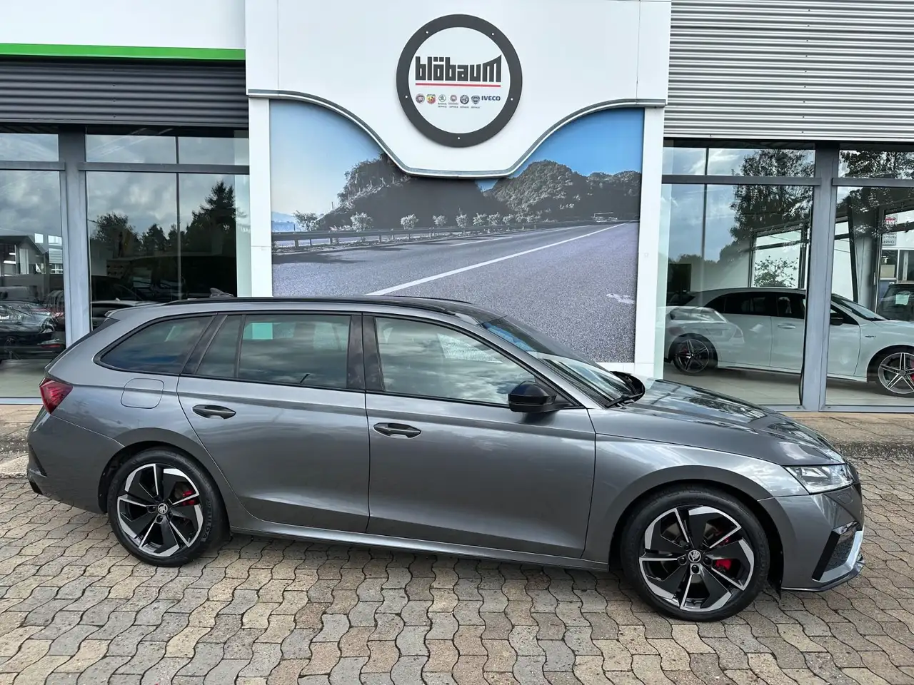 Skoda Octavia Combi 2.0 TDI RS — photo 1 of 25