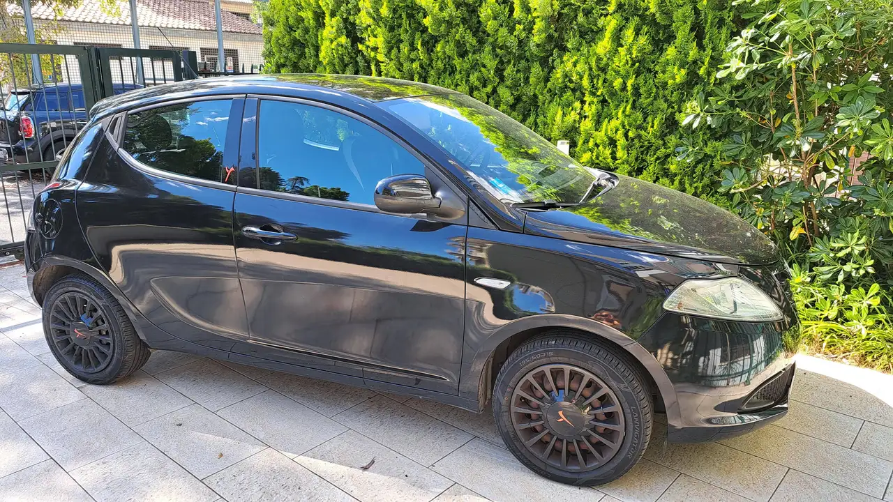 Lancia Ypsilon Ypsilon III 2011 1.2 8v S MomoDesign ecochic Gpl 69cv E6 — photo 1 of 8