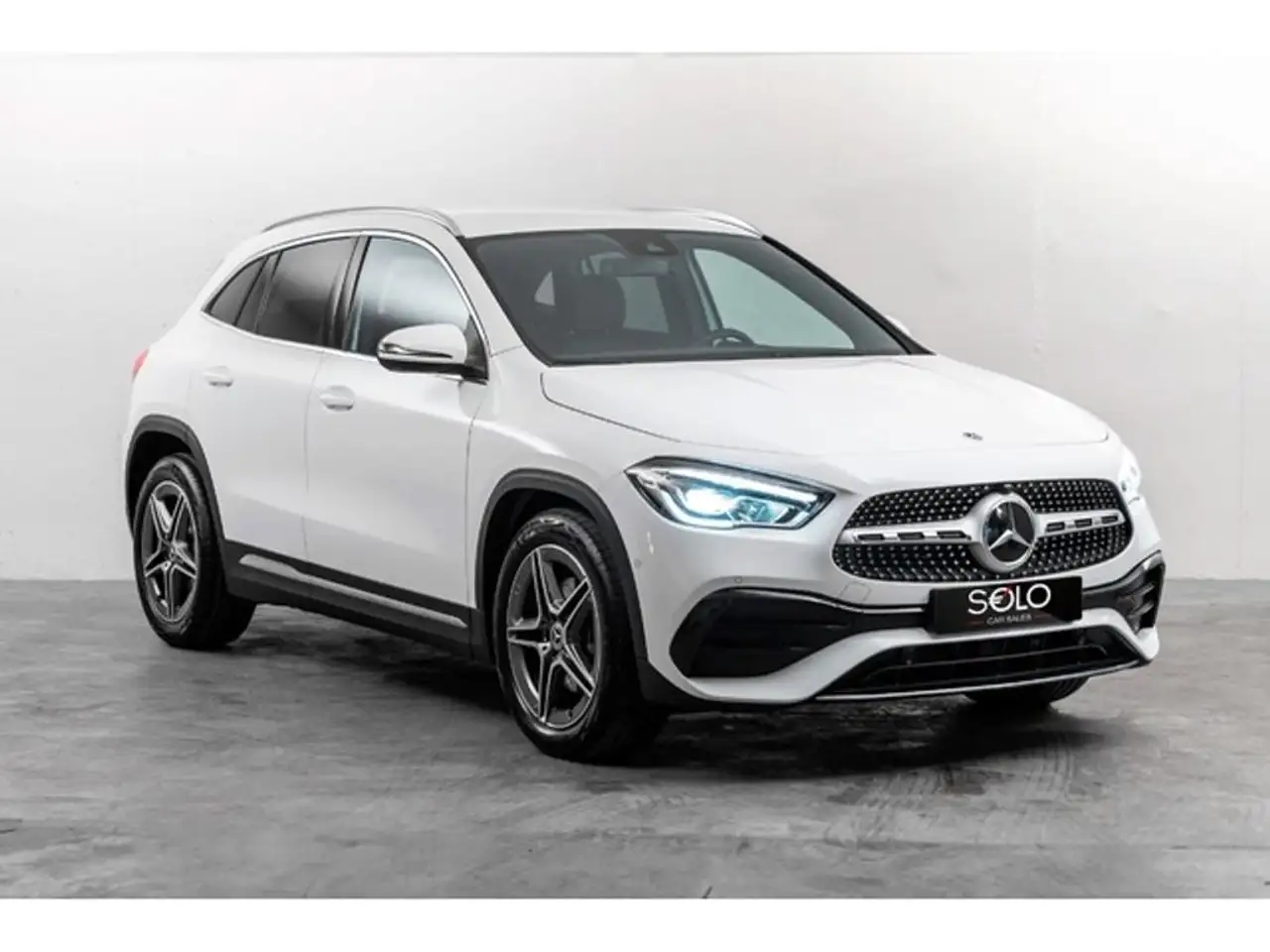 Mercedes-Benz GLA 180 — photo 1 of 10