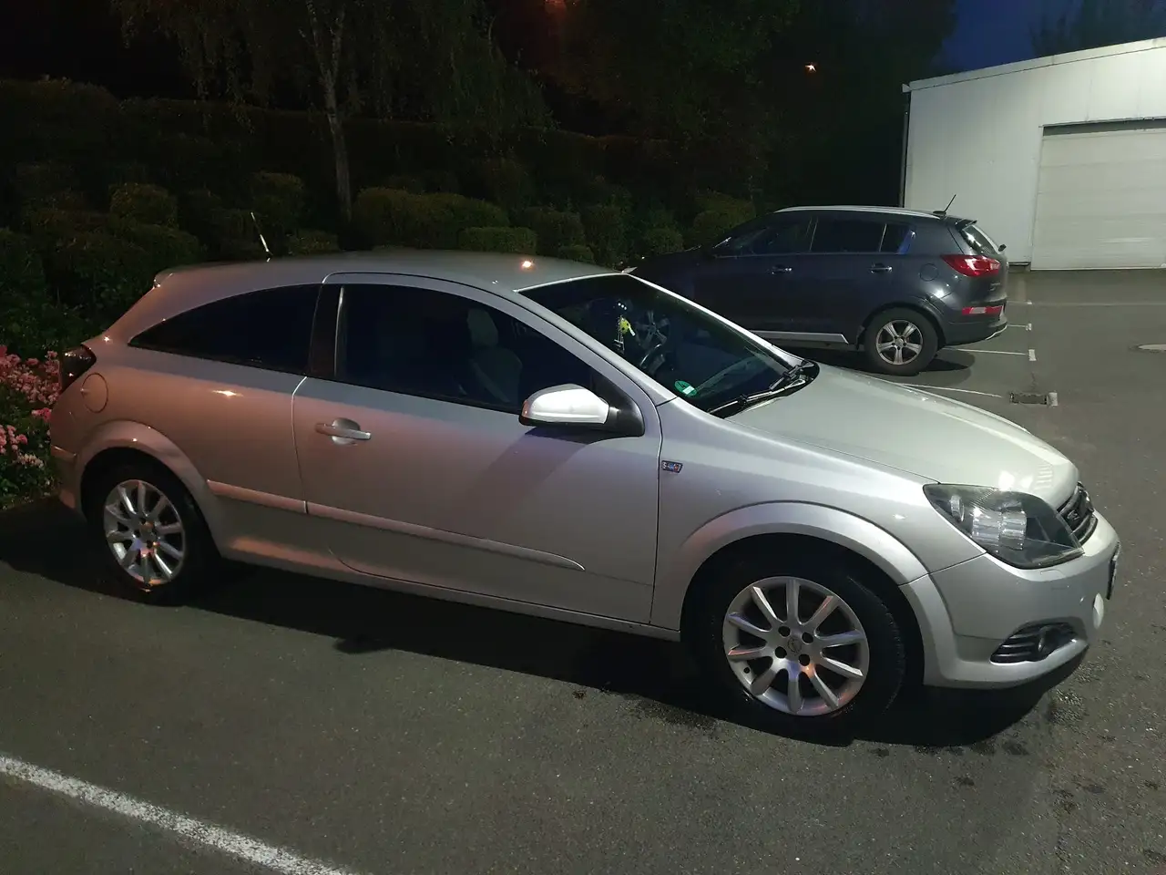 Opel Astra GTC 1.6 — photo 1 of 6
