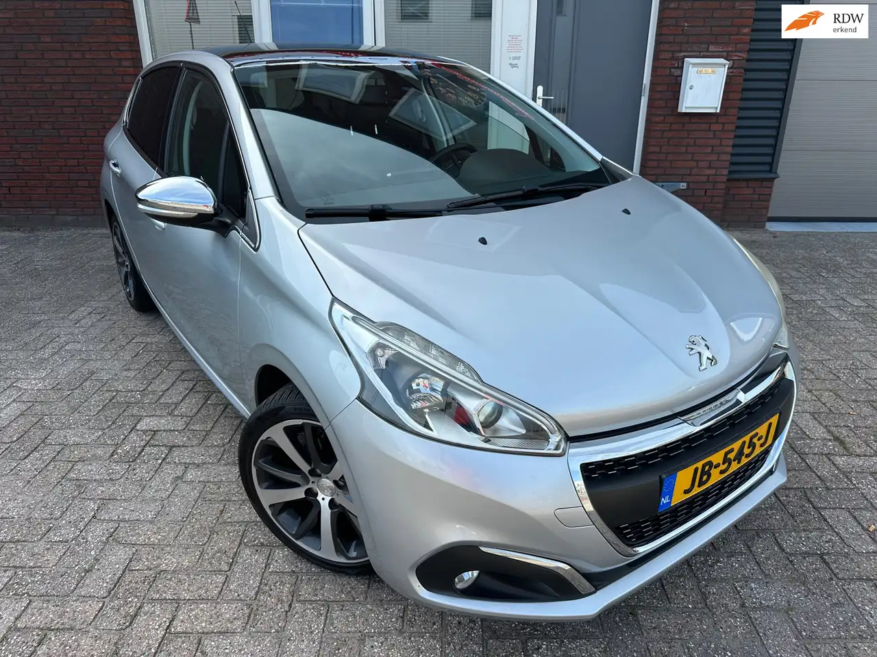 Peugeot 208 1.2 PureTech Première / Pano / Navi / Leder / Came — photo 1 of 28