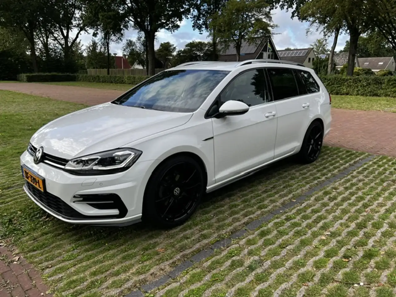 Volkswagen Golf Variant Volkswagen Golf Variant 1.5 TSI 150pk 7-DSG 2019 3X R Line — photo 1 of 15