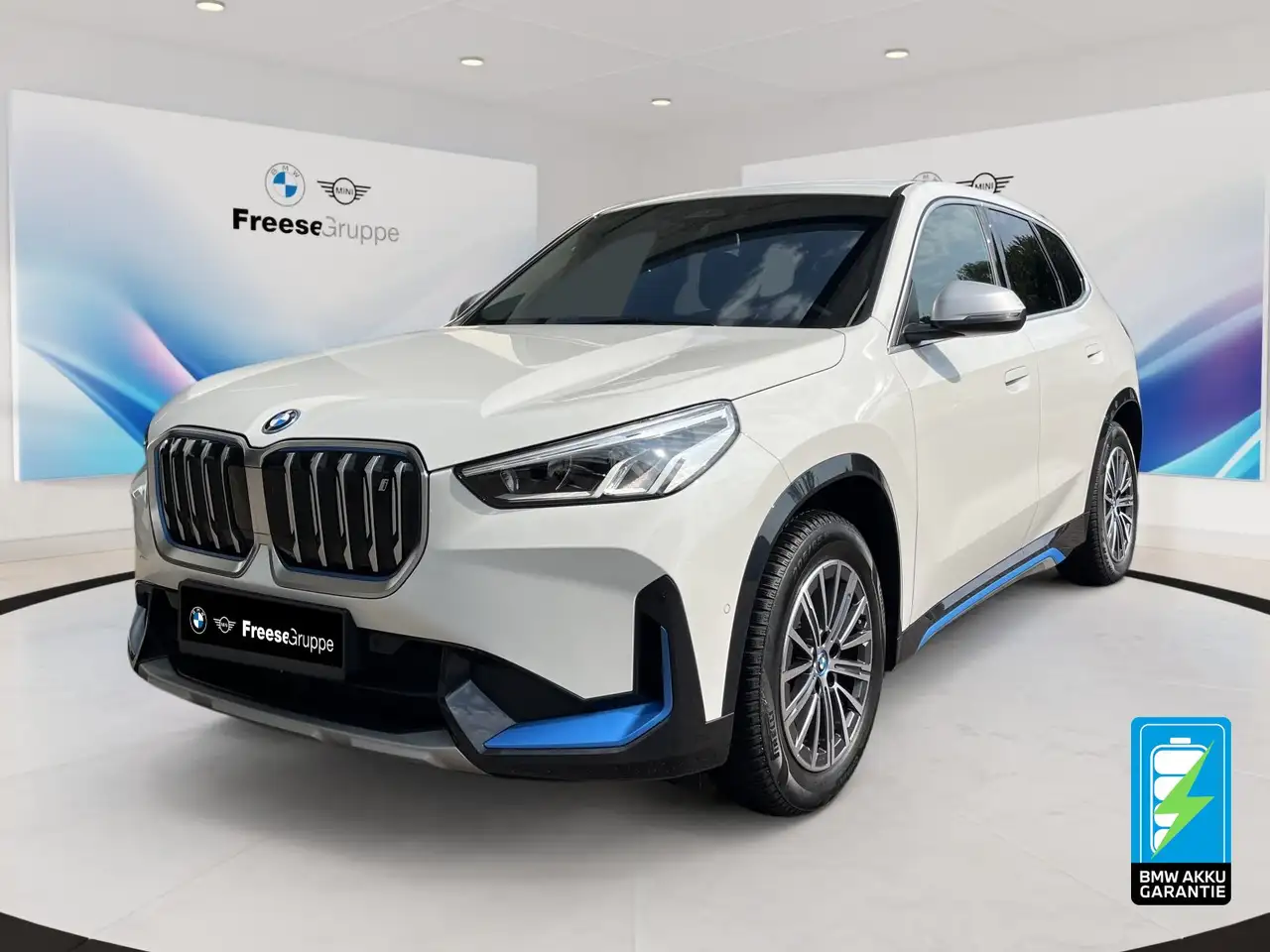 BMW iX1 xDrive30 xLine xLine | RFK HIFI LENKRADHZ BT — photo 1 of 23